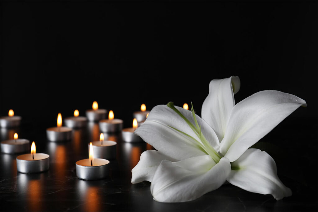 Flor-Lirio-Y-Velas-Funeraria-Cardona